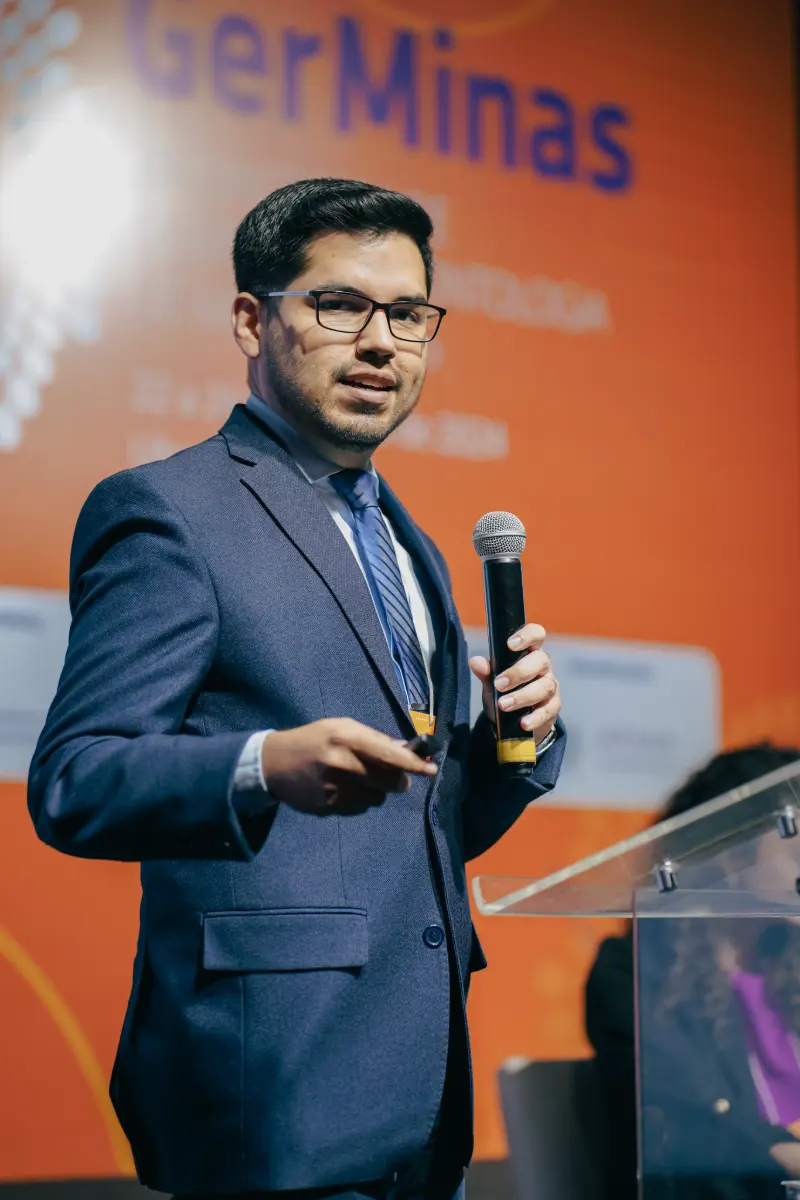 Dr. Daniel Quiroga apresentando uma aula para médicos em congresso de geriatria