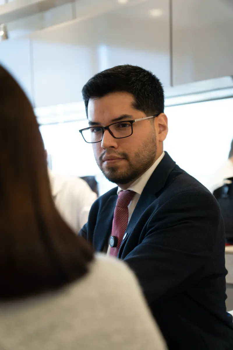 Dr. Daniel Quiroga durante reunião clínica com a equipe