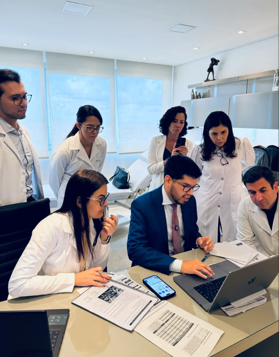 Dr. Daniel Quiroga discutindo um caso com a equipe multiprofissional